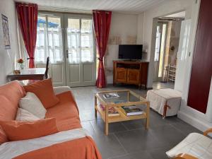 a living room with a couch and a table at Gîte des oiseaux in Préchac