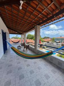 a hammock on the roof of a house at Canto da Ita - Próxima a praia com piscina e churrasqueira in Itamaracá