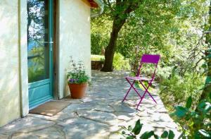 a purple chair sitting in front of a door at Les Terrasses d'Héric in Mons
