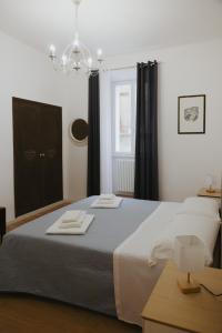 a bedroom with a bed with two towels on it at La Loggia Del Popolo in Ascoli Piceno