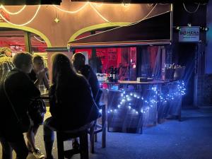 Eine Gruppe von Menschen sitzt nachts in einer Bar. in der Unterkunft Gomera Lounge apartments wellness pianobar in Valle Gran Rey + 86 Fotos