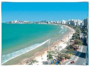a view of a beach with buildings and the ocean at Pousada Paraiso - Número Prédio 124 in Guarapari