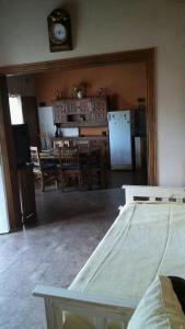 a room with a kitchen and a living room with a refrigerator at La Casita de Sil in Mina Clavero