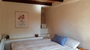 a bedroom with a bed and a painting on the wall at Ferienwohnung Willkommen in Seesen