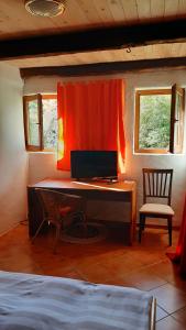 a bedroom with a desk with a computer on it at Ferienwohnung Willkommen in Seesen +1 photo