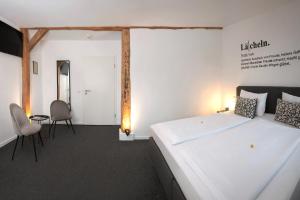 ein Schlafzimmer mit einem Bett, einem Tisch und Stühlen in der Unterkunft Hotel Apartment Ferienwohnung Meyenhof Frankenberg Eder in Frankenberg + 26 Fotos