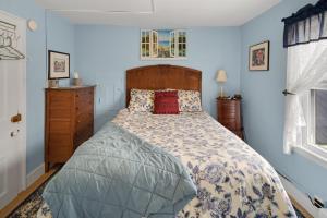 a bedroom with a large bed with a wooden headboard at Glass Magnolia Bed & Breakfast in Interlaken