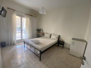 a bedroom with a bed in a room with a window at Flokos in Lygia