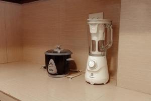 a blender and a toaster sitting on a counter at Departamento 1 centro de la ciudad in Santo Domingo de los Colorados
