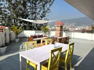 a white table and chairs on a roof at Samadhi House in Burhānilkantha