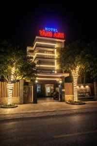 a building with a hotel warning sign at night at Khách sạn Vàng Anh in Kiên Giáp Ha