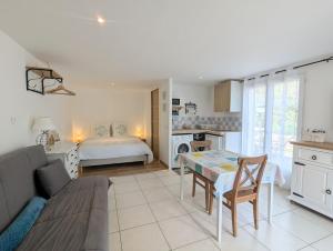 a living room with a couch and a table at Gîte La Clef du Sud - Cosy 4 pers, parking gratuit, EuroVelo 8 in Salernes