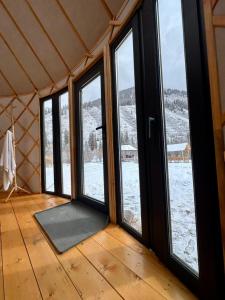 a room with four windows in a igloo at Отель 3 in Kurmenty