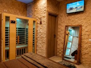 a room with a tv on the side of a wall at suite pompei La Caverna in Pompei
