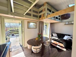 a tiny house with a table and a couch at 'T Dijkhuisje - Driehuizen in Driehuizen
