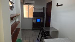 a small room with a table and a small television at Vera's Apart-Hotel & Restaurante in Belém