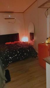 a bedroom with a black bed with a red blanket at Habitación para pareja in Salinas