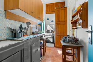a kitchen with a sink and a stove top oven at Κοχειλα Ματουλα Ενοικιαζόμενα Δωμάτια in Spetses