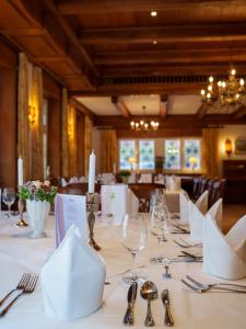 a table with white napkins and wine glasses on it at Heidehotel Waldhütte in Telgte