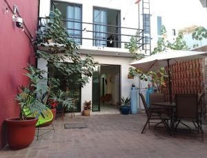 a patio with a table and chairs and a building at Bokatrip Xochimilco in Oaxaca City