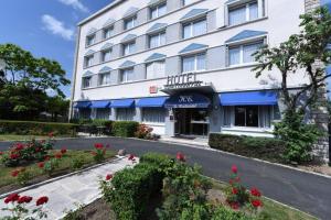 a hotel with flowers in front of a building at Contact Hôtel Le Continental in Vierzon