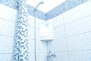 a shower with a light in a bathroom at Hotel Road Rooms in Voluntari +27 photos