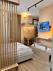 a room with two bunk beds and a desk at apartamente Melodi in Durrës