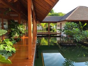 a house with a pond in the middle of it at Canta La Rana in Bejuco