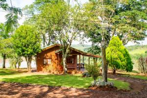 a log cabin in the middle of a yard at Riberas del Parana in Wanda