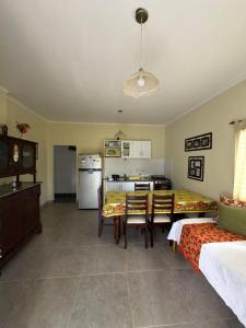 a living room with a table and a kitchen at Ana y Fran in Villa Zorraquín