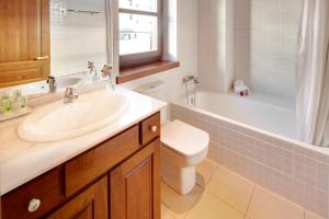 バケイラ・ベレットにあるVal de Ruda 12 by FeelFree Rentalsの洗面台、トイレ、浴槽を備えたバスルーム