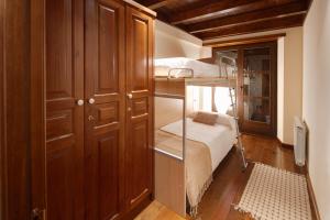 バケイラ・ベレットにあるVal de Ruda 12 by FeelFree Rentalsのベッドルーム1室(二段ベッド2台、クローゼット付)