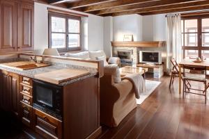 バケイラ・ベレットにあるVal de Ruda 12 by FeelFree Rentalsのソファとテーブルのあるキッチンとリビングルーム +9枚の写真