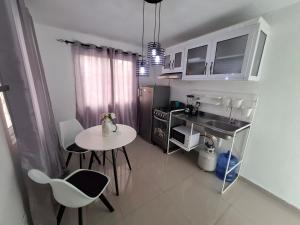 a small kitchen with a table and a table and chairs at Hermoso Loft in Santo Domingo