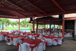 a restaurant with red and white tables and chairs at Hacienda Cordova in San Sebastián Etla