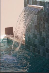a water fountain in a swimming pool at Icaraizinho House in Icaraí +38 photos