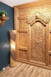 a wooden door in a room with a wooden floor at Le Cube in Drummondville +2 photos