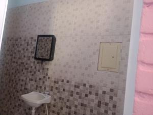 a bathroom with a sink and a mirror at Recanto do MIMI in Bertioga