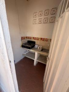 a small kitchen with a stove in a room at Brisas de melgar in Melgar