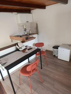 a small kitchen with a table and two chairs at Stan na dan Valjevo Centar in Valjevo