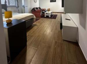 a room with a bed and a kitchen and a living room at Sošice Garden Apartments in Sošice