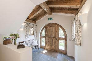 - un couloir avec une porte en bois dans une maison dans l'établissement Hotelino Petit Chalet, à Celerina