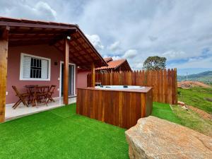a backyard with a hot tub and a wooden fence at Chalés São Pedro in Socorro +9 photos