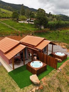 an overhead view of a house with a hot tub at Chalés São Pedro in Socorro