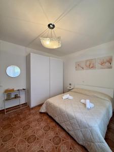 a bedroom with a bed with two towels on it at Casa Fiocco vista Lago in Pisogne