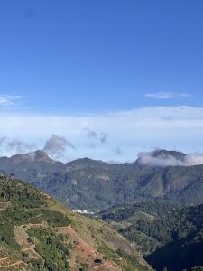 a view of a mountain range with clouds in the background at Chales Vidal in Venda Nova do Imigrante +30 photos
