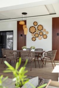 a dining room with a table and chairs at Villa Reyna El placer in Baní