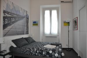ローマにあるLa Casina di Ludoのベッドルーム1室(ベッド1台付)が備わります。壁に絵が飾られています。