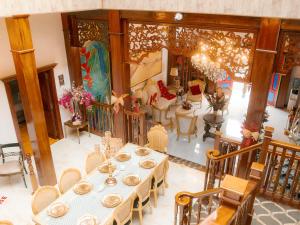 an overhead view of a dining room with a table and chairs at Salamina Highs in Salamina