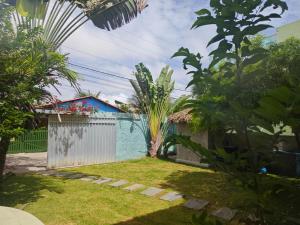 a yard with a fence and a house at Casa Jambo Canoa Quebrada in Canoa Quebrada